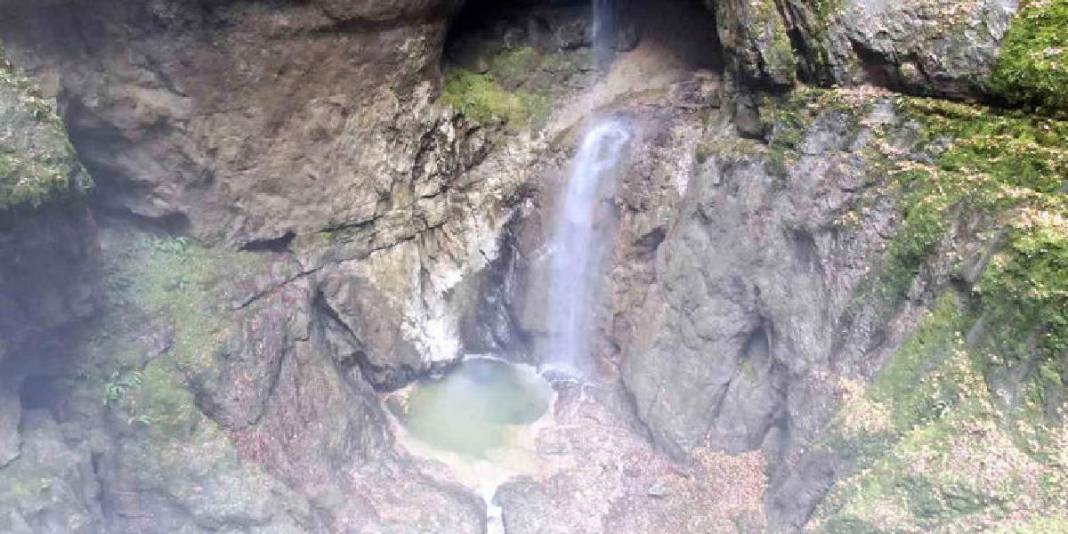 Bildiğiniz tüm mağaraları unutun: İçinden akan şelalesi ve derinliği fark atmaya yetiyor 3